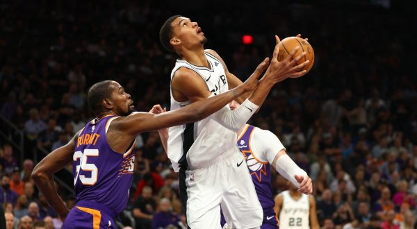 Nov 2, 2023; Phoenix, Arizona, USA; San Antonio Spurs center Victor Wembanyama (1) drives to the basket against Phoenix Suns forward Kevin Durant (35) in the second half at Footprint Center. Mandatory Credit: Mark J. Rebilas-USA TODAY Sports Photo: Mark J. Rebilas/REUTERS