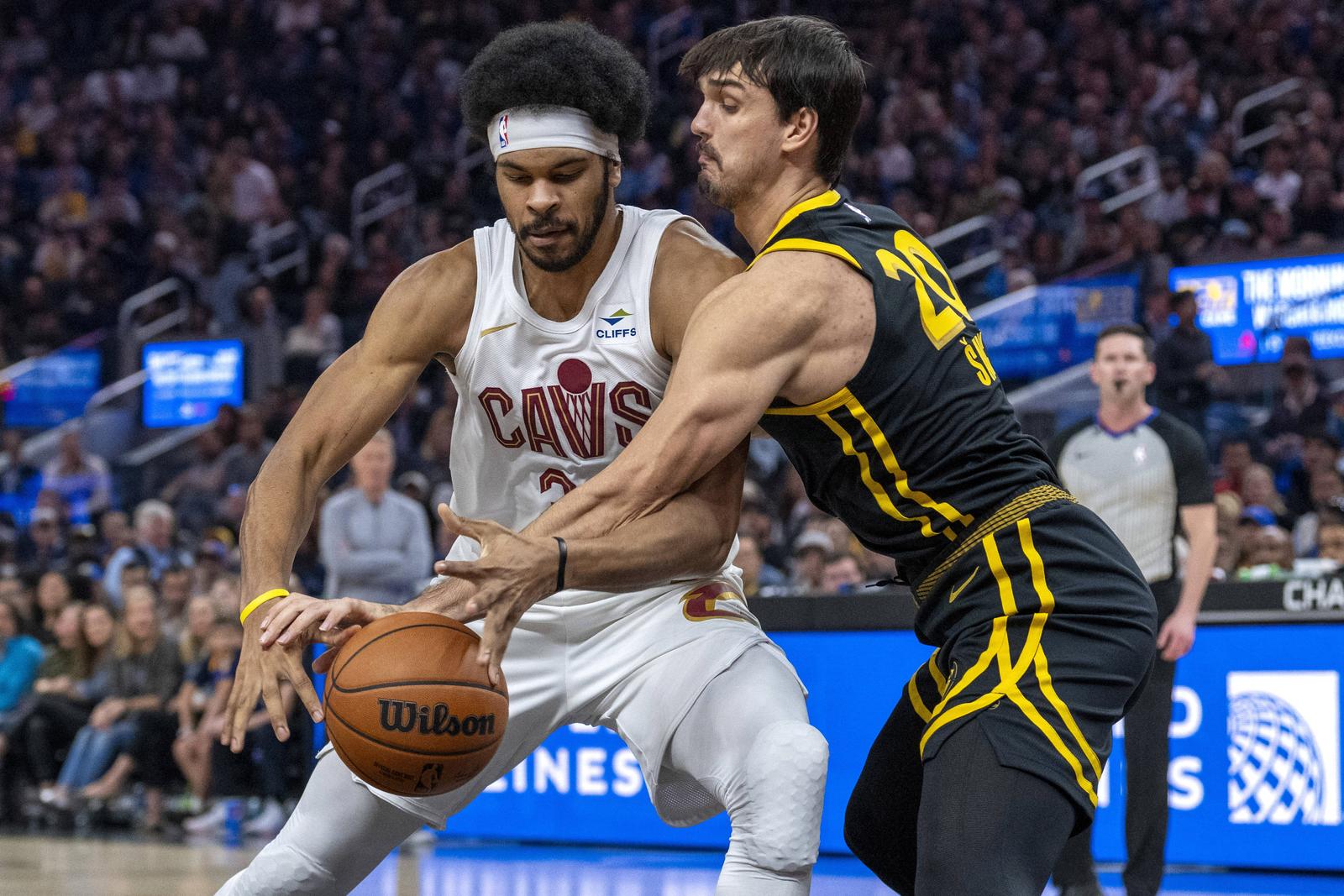Nov 11, 2023; San Francisco, California, USA;  Golden State Warriors forward Dario Saric (20) defends against Cleveland Cavaliers center Jarrett Allen (31) during the first quarter at Chase Center. Mandatory Credit: Neville E. Guard-USA TODAY Sports Photo: Neville E. Guard/REUTERS