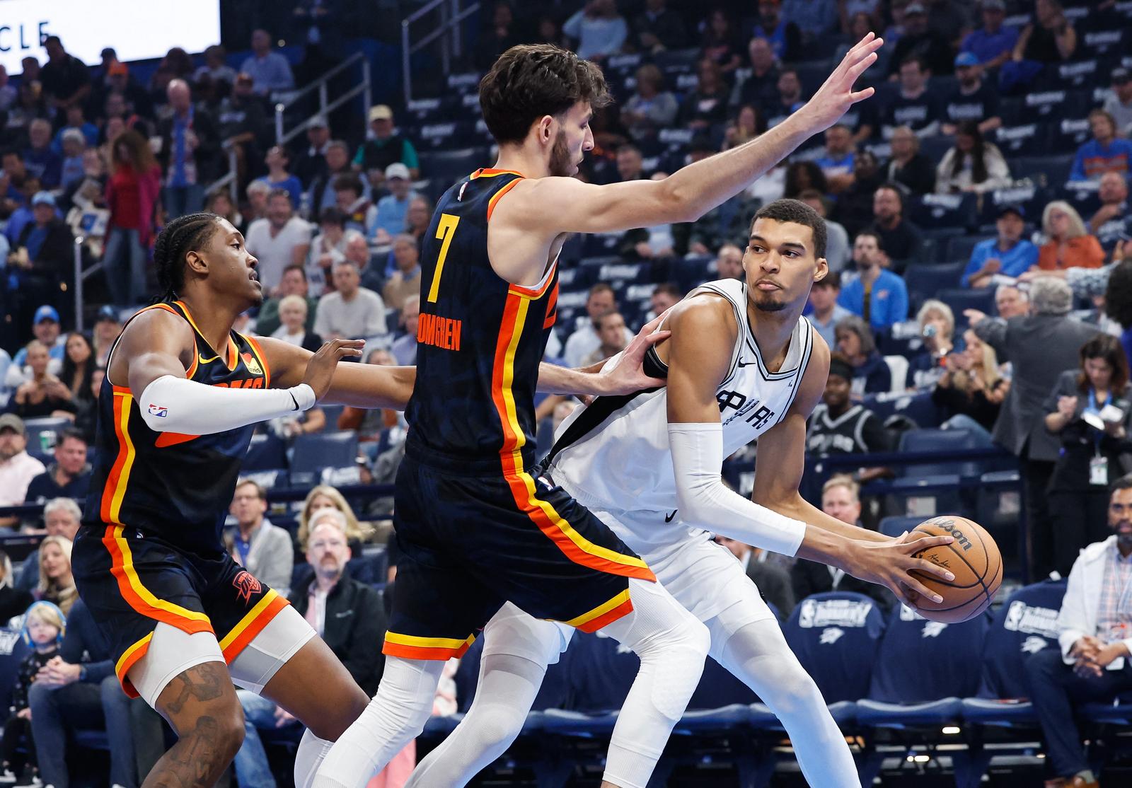 Nov 14, 2023; Oklahoma City, Oklahoma, USA; Oklahoma City Thunder forward Chet Holmgren (7) defends a pass by San Antonio Spurs center Victor Wembanyama (1) during the first quarter at Paycom Center. Mandatory Credit: Alonzo Adams-USA TODAY Sports Photo: Alonzo Adams/REUTERS