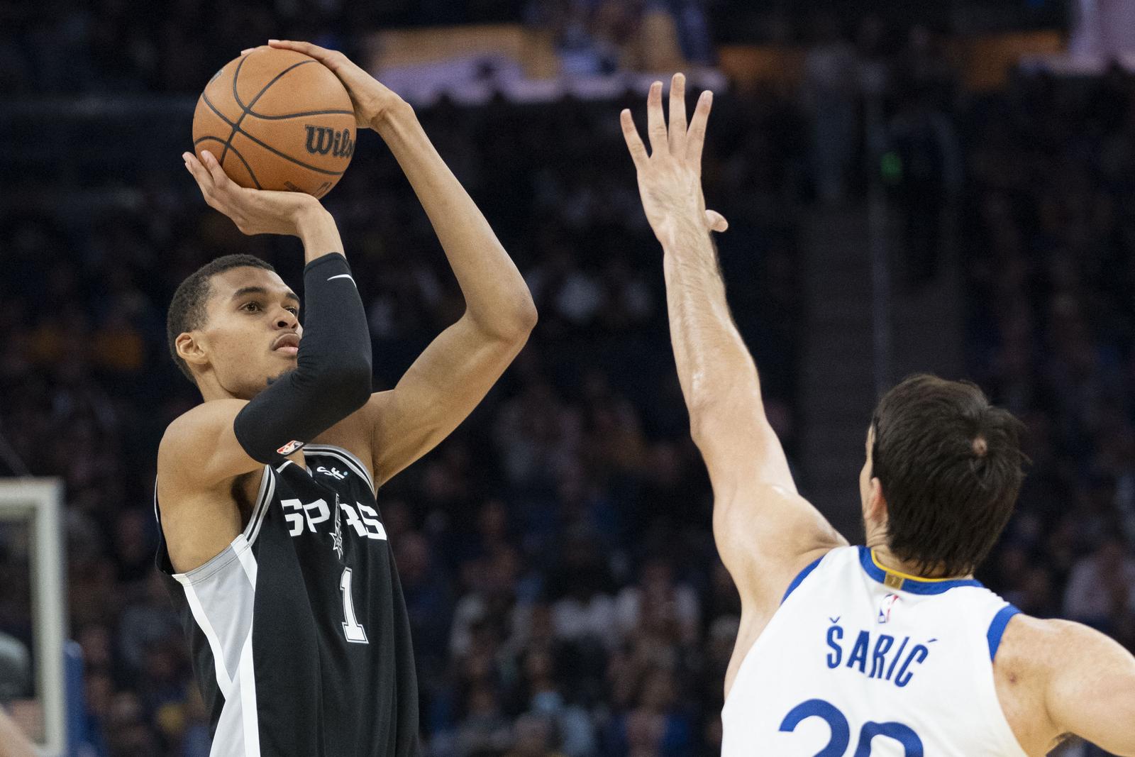 October 20, 2023; San Francisco, California, USA; San Antonio Spurs center Victor Wembanyama (1) shoots the basketball against Golden State Warriors forward Dario Saric (20) during the second quarter at Chase Center. Mandatory Credit: Kyle Terada-USA TODAY Sports Photo: Kyle Terada/REUTERS