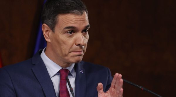 epa10935878 Acting Prime Minister and leader of the Spanish Socialist Party (PSOE) Pedro Sanchez addresses a press conference in Madrid, Spain, 24 October 2023. Left wing parties have signed an agreement to form the Government if Sanchez receives enough votes at Parliament to be invested as prime minister again.  EPA/Emilio Naranjo
