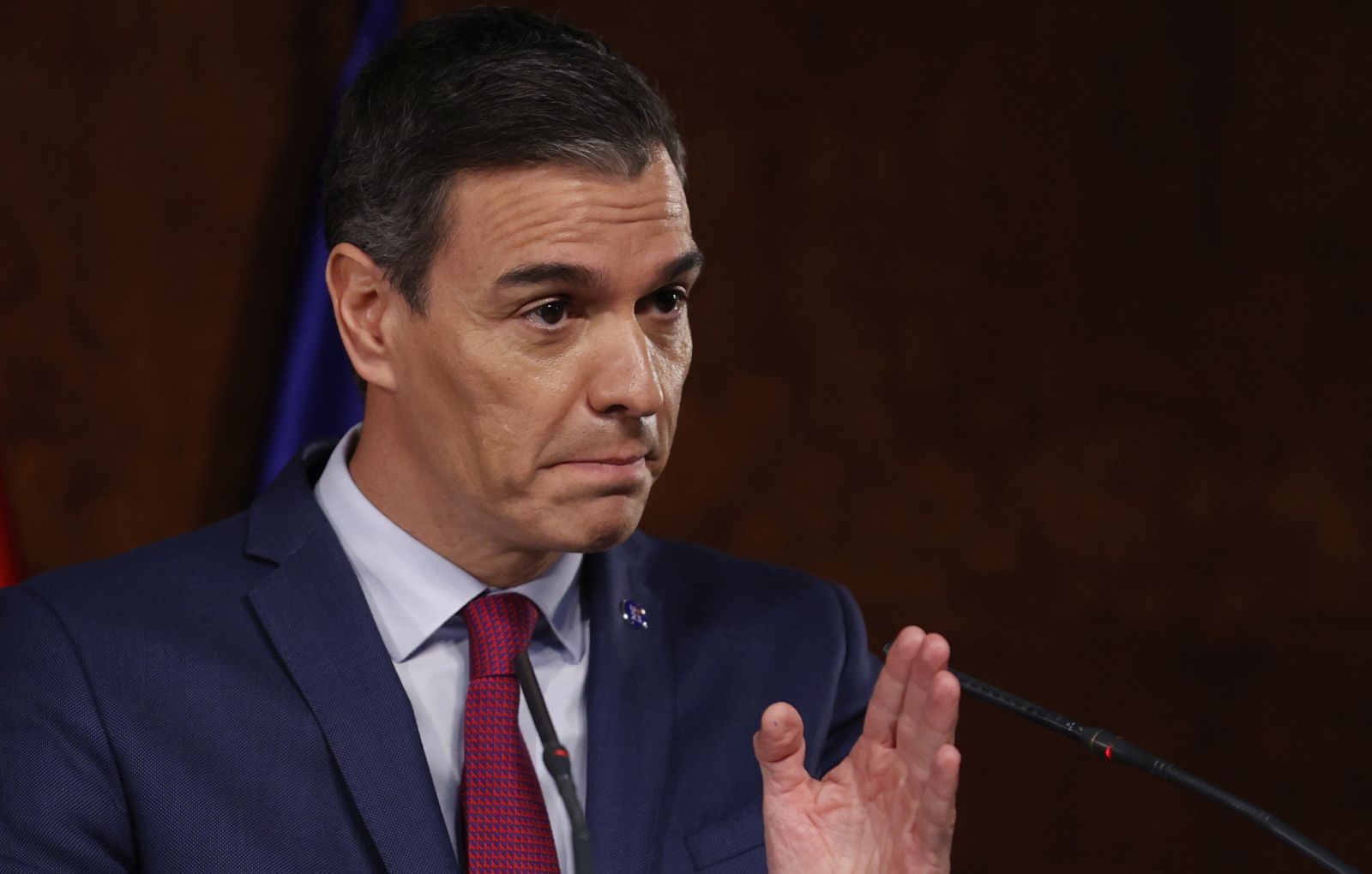 epa10935878 Acting Prime Minister and leader of the Spanish Socialist Party (PSOE) Pedro Sanchez addresses a press conference in Madrid, Spain, 24 October 2023. Left wing parties have signed an agreement to form the Government if Sanchez receives enough votes at Parliament to be invested as prime minister again.  EPA/Emilio Naranjo