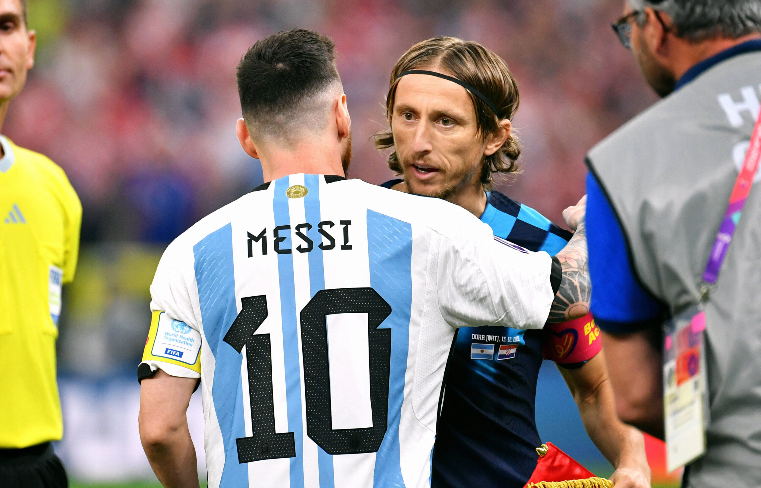 Fussball Weltmeisterschaft , Herren, Qatar 2022, 1. Halbfinale, Lusail Iconic Stadium, Argentinien - Kroatien 3:0 Lionel Messi ARG und Luka Modric KRO begrüßen sich. FIFA REGULATIONS PROHIBIT ANY USE OF PHOTOGRAPHS AS IMAGE SEQUENCES AND/OR QUASI-VIDEO *** Football World Cup , Men, Qatar 2022, 1 Semifinal, Lusail Iconic Stadium, Argentina Croatia 3 0 Lionel Messi ARG and Luka Modric CRO greet each other FIFA REGULATES PROHIBIT ANY USE OF PHOTOGRAPHS AS IMAGE SEQUENCES AND OR QUASI VIDEO