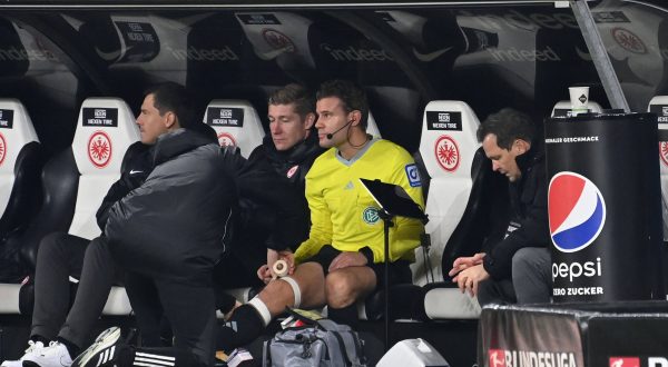 Verletzung Schiedsrichter Dr. Felix BRYCH. Fasst sich an sein rechtes,Kreuzbandriss, Laesst sich auf der Frankfurter Bank behandeln,Tape. Fussball 1. Bundesliga Saison 2023/2024, 12.Spieltag, Spieltag12, Eintracht Frankfurt - VFB Stuttgart 1-2 am 25.11.2023, DEUTSCHE BANK PARK Frankfurt. *** Injury Referee Dr. Felix BRYCH touches his right cruciate ligament tear, receives treatment on the Frankfurt bench,Tape Football 1 Bundesliga Season 2023 2024, Matchday 12, Matchday 12, Eintracht Frankfurt VFB Stuttgart 1 2 on 25 11 2023, DEUTSCHE BANK PARK Frankfurt