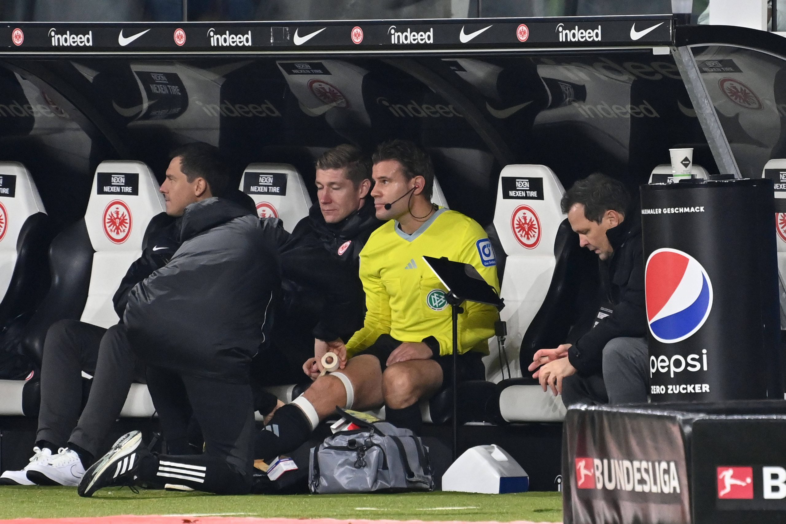 Verletzung Schiedsrichter Dr. Felix BRYCH. Fasst sich an sein rechtes,Kreuzbandriss, Laesst sich auf der Frankfurter Bank behandeln,Tape. Fussball 1. Bundesliga Saison 2023/2024, 12.Spieltag, Spieltag12, Eintracht Frankfurt - VFB Stuttgart 1-2 am 25.11.2023, DEUTSCHE BANK PARK Frankfurt. *** Injury Referee Dr. Felix BRYCH touches his right cruciate ligament tear, receives treatment on the Frankfurt bench,Tape Football 1 Bundesliga Season 2023 2024, Matchday 12, Matchday 12, Eintracht Frankfurt VFB Stuttgart 1 2 on 25 11 2023, DEUTSCHE BANK PARK Frankfurt