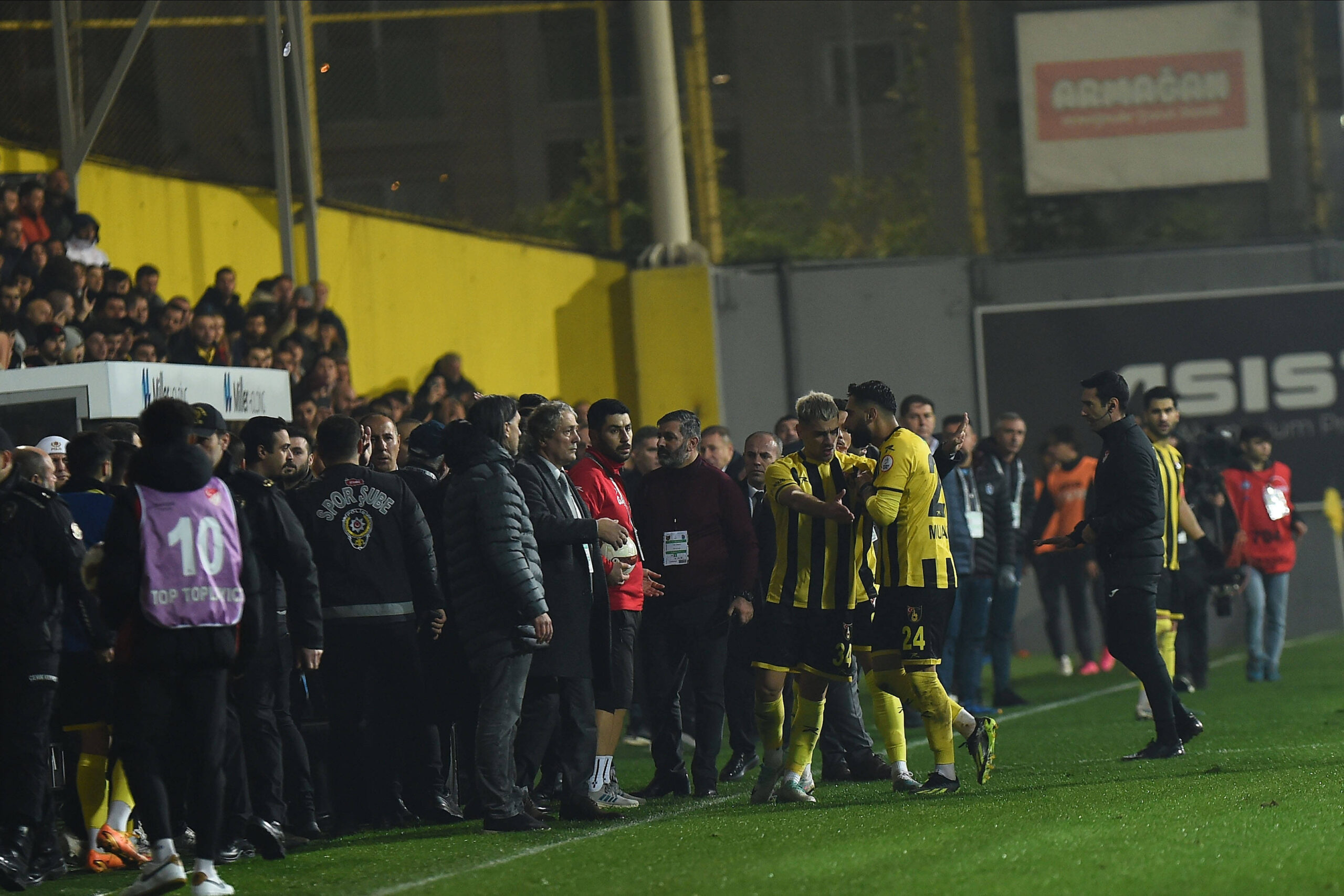 Istanbulspor s president, Ecmel Faik Sarialioglu, descended onto the field in frustration over a referee s decision, ordering the Istanbulspor team to withdraw from the match and head to the dressing room. The match was abandoned midway during the Turkish Super League match between Istanbulspor and Trabzonspor at Esenyurt Necmi Kadioglu Stadium on December 19, 2023 in Istanbul, Turkey. Photo by SeskimPhoto  PUBLICATIONxNOTxINxTUR