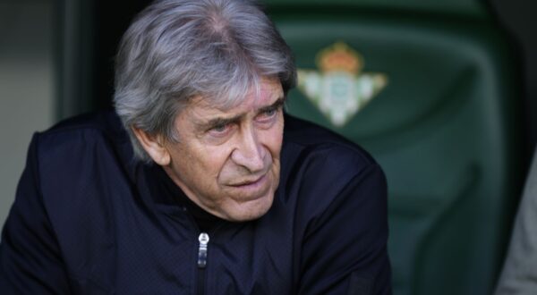Betis' head coach Manuel Pellegrini waits for the start of a Spanish La Liga soccer match between Betis and Real Madrid at the Benito Villamarin stadium in Seville, Spain, Saturday, Dec. 9, 2023. (AP Photo/Jose Breton)