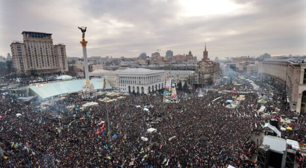 pro-EU demonstrations, Kiev, Ukraine UKRAINE, 15.12.2013, Kiew. Oppositionskundgebung auf dem Maidan Unabhängigkeitsplatz. Demonstration gegen die Regierung des Präsidenten Janukovich, der das Assoziierungsabkommen mit der EU nicht unterzeichnen will, sondern stattdessen die Nähe Russlands sucht. Opposition rally on Maidan independence square. Demonstrations against the government of president Yanukovich who is not willing to sign the integration treaty with the EU but instead favours close ties to Russia.

pro EU Demonstration Kiev Ukraine Ukraine 15 12 2013 Kiev Opposition rally on the Maidan Independence Square Demonstration against the Government the President Janukovich the the  with the EU not sign will but instead the Vicinity Russia searches Opposition Rally ON Maidan Independence Square Demonstration against The Government of President Yanukovich Who IS Not Willing to Sign The Integration Treaty With The EU but instead favors Close Ties to Russia