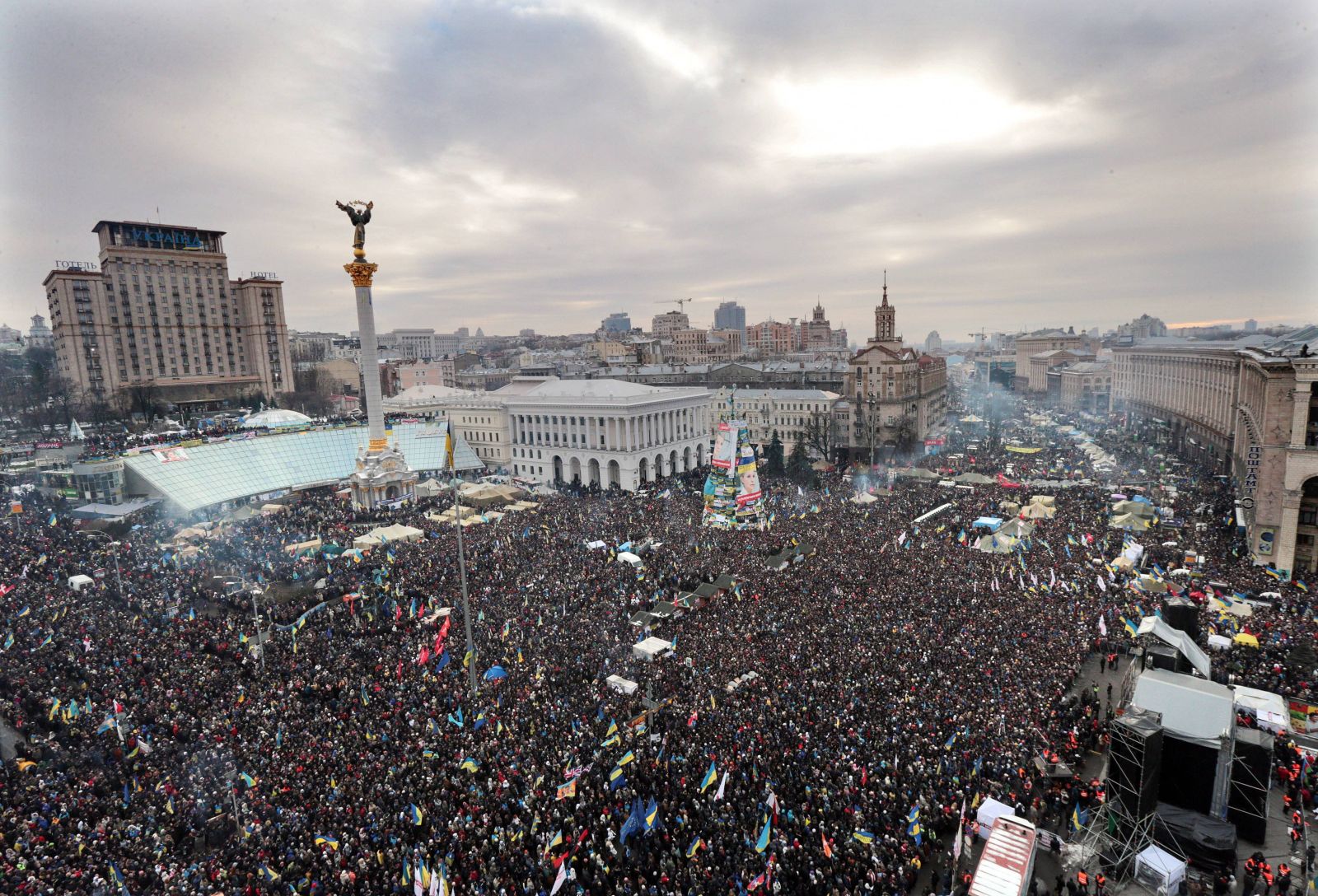 pro-EU demonstrations, Kiev, Ukraine UKRAINE, 15.12.2013, Kiew. Oppositionskundgebung auf dem Maidan Unabhängigkeitsplatz. Demonstration gegen die Regierung des Präsidenten Janukovich, der das Assoziierungsabkommen mit der EU nicht unterzeichnen will, sondern stattdessen die Nähe Russlands sucht. Opposition rally on Maidan independence square. Demonstrations against the government of president Yanukovich who is not willing to sign the integration treaty with the EU but instead favours close ties to Russia.

pro EU Demonstration Kiev Ukraine Ukraine 15 12 2013 Kiev Opposition rally on the Maidan Independence Square Demonstration against the Government the President Janukovich the the  with the EU not sign will but instead the Vicinity Russia searches Opposition Rally ON Maidan Independence Square Demonstration against The Government of President Yanukovich Who IS Not Willing to Sign The Integration Treaty With The EU but instead favors Close Ties to Russia