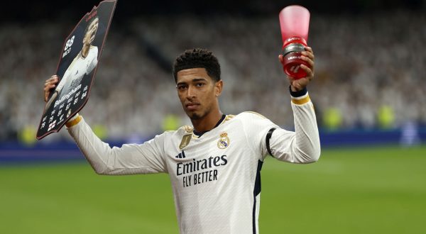 epa10960358 Real Madrid's Jude Bellingham poses with his Kopa Trophy, awarded for the best U21 player during the Ballon d'Or 2023 ceremony, during the Spanish LaLiga soccer match between Real Madrid and Rayo Vallecano at Santiago Bernabeu stadium in Madrid, Spain, 05 November 2023 (issued 06 November 2023).  EPA/Juan Carlos Hidalgo