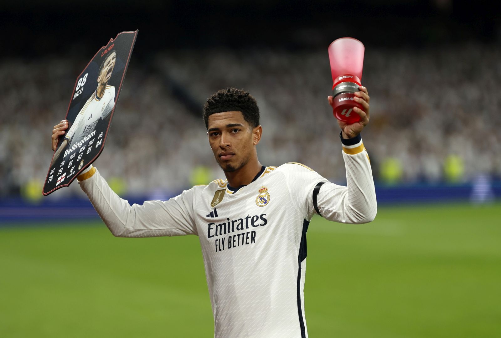 epa10960358 Real Madrid's Jude Bellingham poses with his Kopa Trophy, awarded for the best U21 player during the Ballon d'Or 2023 ceremony, during the Spanish LaLiga soccer match between Real Madrid and Rayo Vallecano at Santiago Bernabeu stadium in Madrid, Spain, 05 November 2023 (issued 06 November 2023).  EPA/Juan Carlos Hidalgo