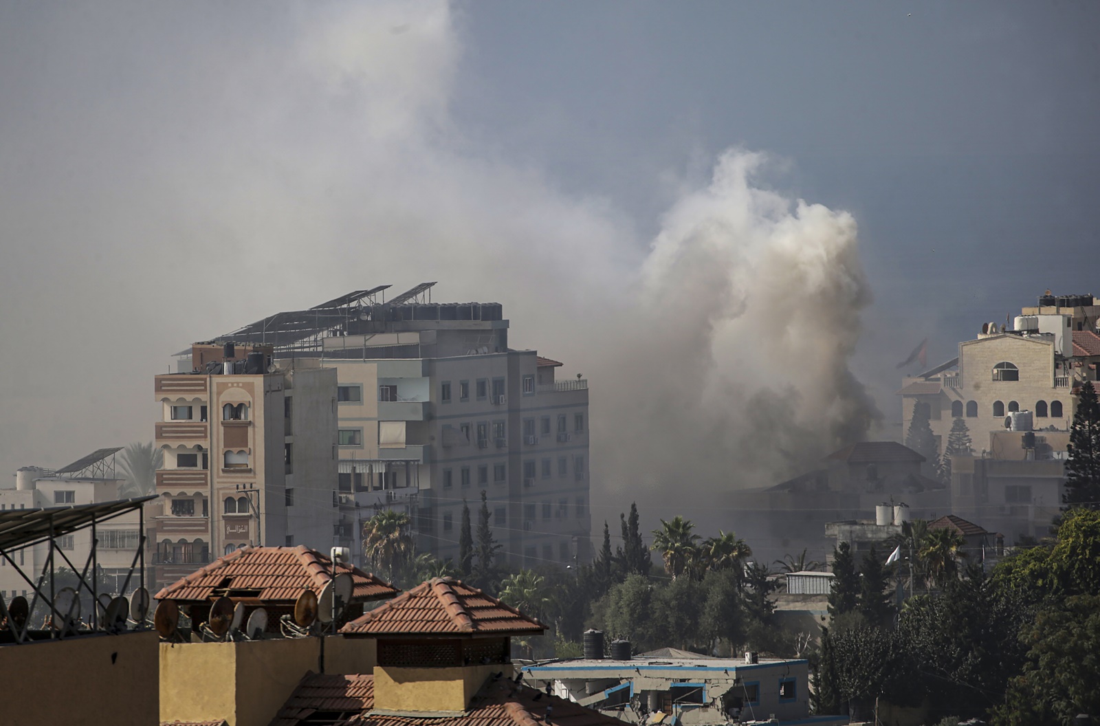 epa10967698 Smoke rises during direct combat between the Israeli army and militants of the Ezz Al-Din Al Qassam militia, the military wing of the Hamas movement, at the beach road in west-centre Gaza City, 09 November 2023. More than 10,500 Palestinians and at least 1,400 Israelis have been killed, according to the Israel Defense Forces (IDF) and the Palestinian health authority, since Hamas militants launched an attack against Israel from the Gaza Strip on 07 October, and the Israeli operations in Gaza and the West Bank which followed it.  EPA/MOHAMMED SABER