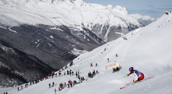 epa10982176 Marco Schwarz of Austria in action during the first run of the Men's Slalom race of the FIS Alpine Skiing World Cup in Gurgl, Austria, 18 November 2023.  EPA/ANNA SZILAGYI
