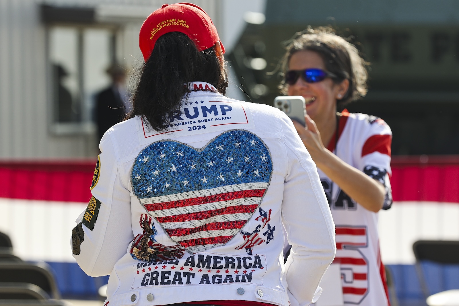 epa10985033 Trump supporters take photos of each other prior to former US president Donald Trump and Texas Governor Greg Abbott speak at the South Texas International Airport in Edinburg, Texas, USA, 19 November 2023. This is another stop of Donald Trump's election campaign tour for the 2024 presidency candidacy.  EPA/ADAM DAVIS