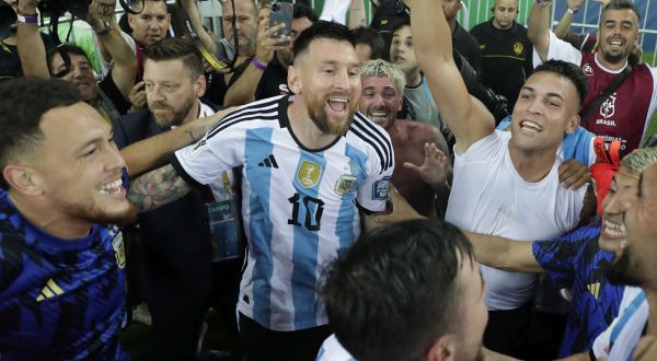 epa10988800 Lionel Messi (C) of Argentina celebrates after Argentina defeated Brazil during FIFA 2026 World Cup qualifiers soccer match between Brazil and Argentina at Maracana stadium in Rio de Janeiro, Brazil, 21 November 2023.  EPA/Andre Coelho