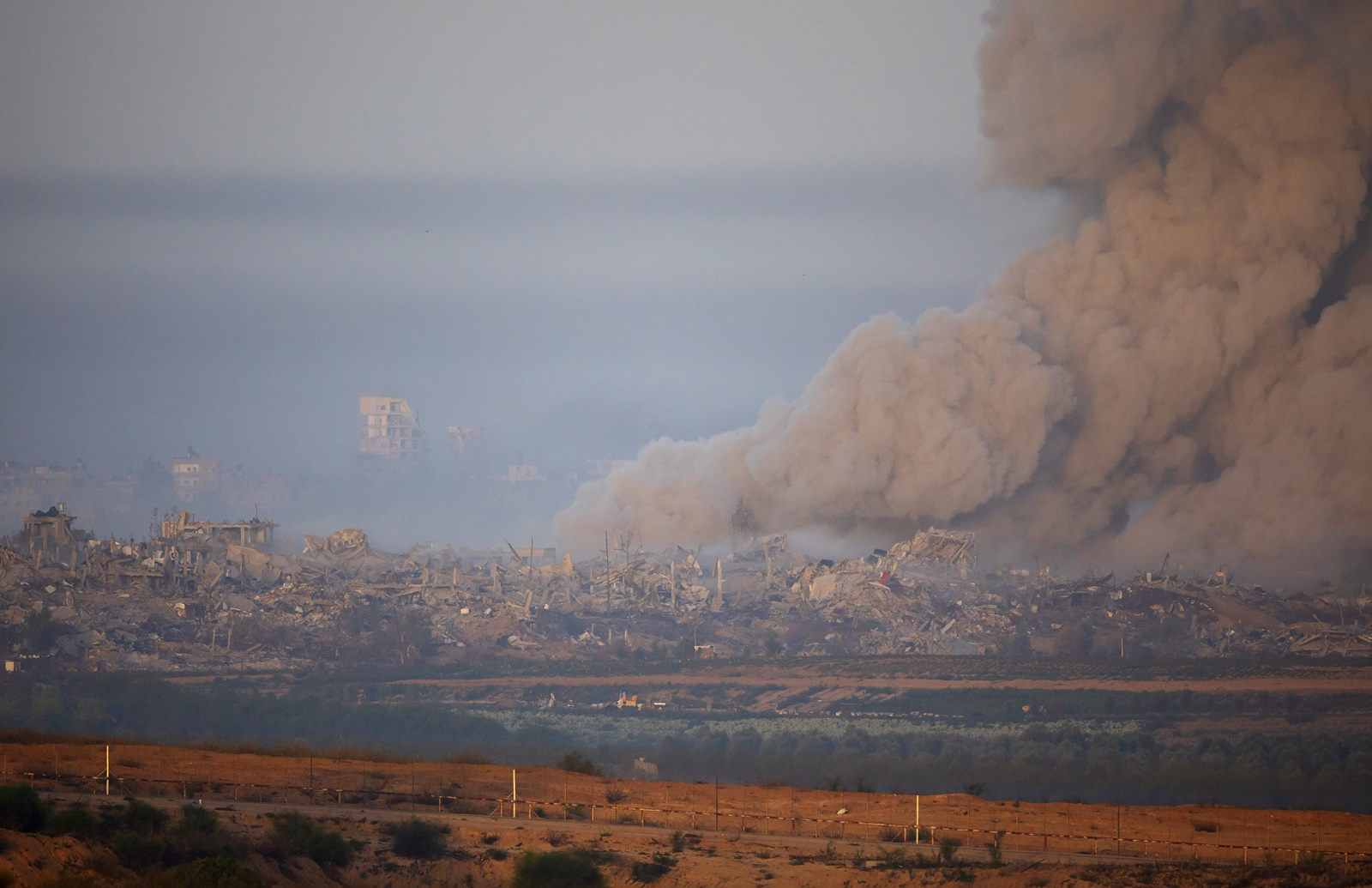 epa10991980 Smoke rises following Israeli strikes on the  northern part of the Gaza Strip, as seen from Sderot, southern Israel, 24 November 2023. More than 14,000 Palestinians and at least 1,200 Israelis have been killed, according to the Gaza Government media office and the Israel Defense Forces (IDF), since Hamas militants launched an attack against Israel from the Gaza Strip on 07 October, and the Israeli operations in Gaza and the West Bank which followed it.  EPA/CHRISTOPHE PETIT TESSON