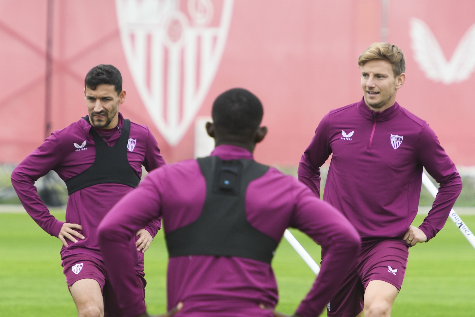 epa10998825 Sevilla players Jesus Navas (L) and Ivan Rakitic (R) participate in a training session of the team in Seville, Spain, 28 November 2023. Sevilla FC will be facing PSV Eindhoven in a UEFA Champions League group stage match on 29 November 2023.  EPA/Raul Caro