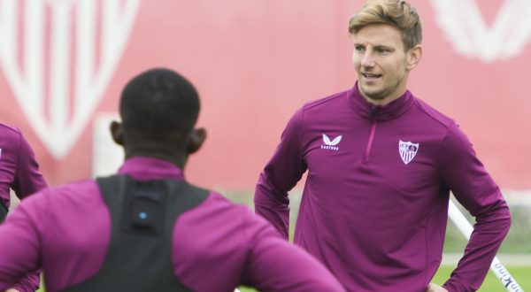 epa10998825 Sevilla players Jesus Navas (L) and Ivan Rakitic (R) participate in a training session of the team in Seville, Spain, 28 November 2023. Sevilla FC will be facing PSV Eindhoven in a UEFA Champions League group stage match on 29 November 2023.  EPA/Raul Caro