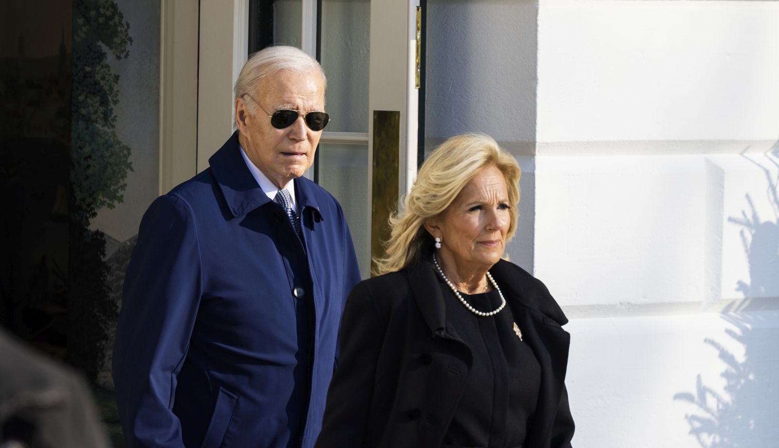 epa10999160 US President Joe Biden (C) and First Lady Dr. Jill Biden depart the White House for former First Lady Rosalynn Carter’s memorial service in Atlanta, Georgia, in Washington, DC, USA, 28 November 2023. Rosalynn Carter, wife of former US President Jimmy Carter, died at the age of 96 at her home in Plains, Georgia on 19 November 2023.  EPA/JIM LO SCALZO