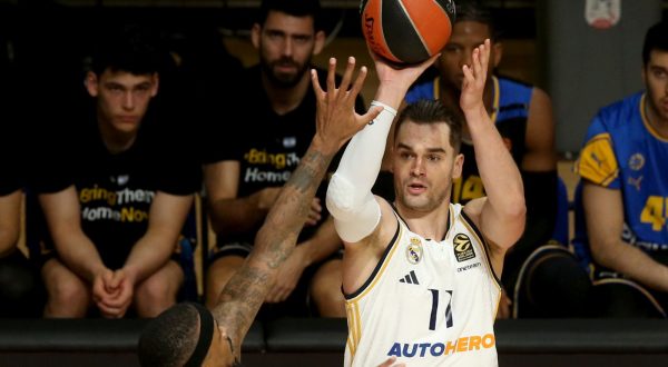 epa10999948 Real Madrid's Mario Hezonja (R) in action against Maccabi's Lorenzo Brown (L) during the Euroleague basketball match between Maccabi Tel Aviv and Real Madrid in Belgrade, Serbia, 28 November 2023.  EPA/ANDREJ CUKIC
