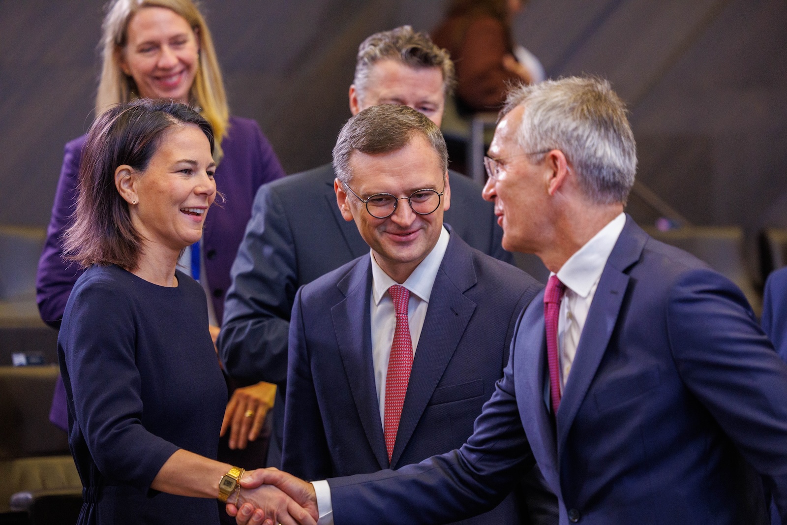 epa11000804 (L-R) German Foreign Minister Annalena Baerbock talks with Ukraine's Foreign Minister Dmytro Kuleba and NATO Secretary General Jens Stoltenberg, prior to the NATO-Ukraine Council on the 2nd and last day of the Foreign Ministers' Council in the Alliance headquarters in Brussels, Belgium, 29 November 2023. NATO Ministers of Foreign Affairs are meeting on 28 and 29 November to address the wars in Ukraine and the Middle East, as well as growing strategic competition.  EPA/OLIVIER MATTHYS
