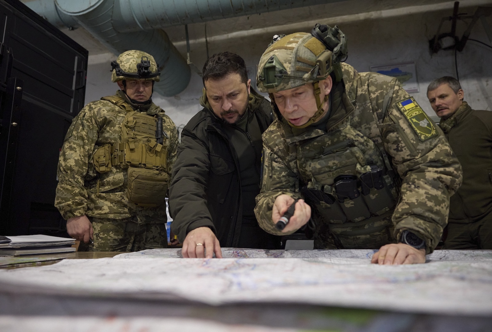 epa11003554 A handout photo made available by the presidential press service shows Ukrainian President Volodymyr Zelensky (C) taking part in a meeting with commanders at the headquarters of the Defense Forces near a frontline close to Kupiansk during his working trip to Kharkiv region, Ukraine, 30 November 2023. President Zelenskyy and Defense Minister Rustem Umerov listened to a report on the operational situation in that area and hand State awards to Ukrainian servicemen.  EPA/PRESIDENTIAL PRESS SERVICE HANDOUT HANDOUT 36225 HANDOUT EDITORIAL USE ONLY/NO SALES HANDOUT EDITORIAL USE ONLY/NO SALES
