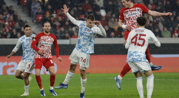 epa11003907 Freiburg's Michael Gregoritsch (top) scores his third goal in the UEFA Europa League Group A match between SC Freiburg and Olympiacos Piraeus in Freiburg, Germany, 30 November 2023.  EPA/RONALD WITTEK