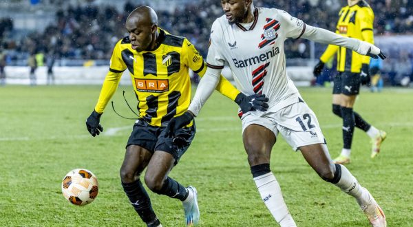 epa11004798 Leverkusen's Edmond Tapsoba (R) and Hacken's Edward Chilufya in action during the UEFA Europa League group H soccer match between BK Hacken and Bayer Leverkusen, in Gothenburg, Sweden, 30 November 2023.  EPA/Adam Ihse  SWEDEN OUT