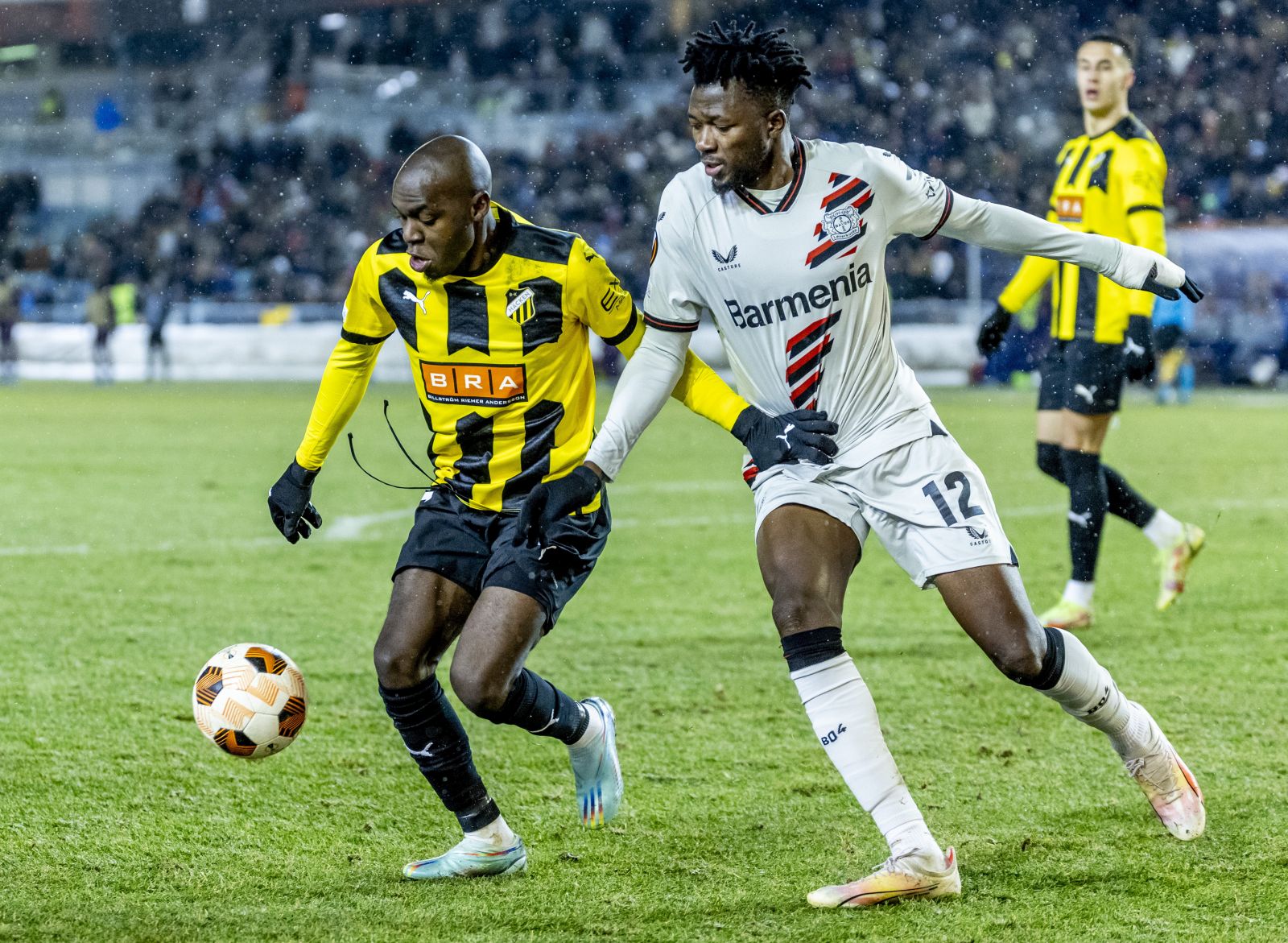epa11004798 Leverkusen's Edmond Tapsoba (R) and Hacken's Edward Chilufya in action during the UEFA Europa League group H soccer match between BK Hacken and Bayer Leverkusen, in Gothenburg, Sweden, 30 November 2023.  EPA/Adam Ihse  SWEDEN OUT