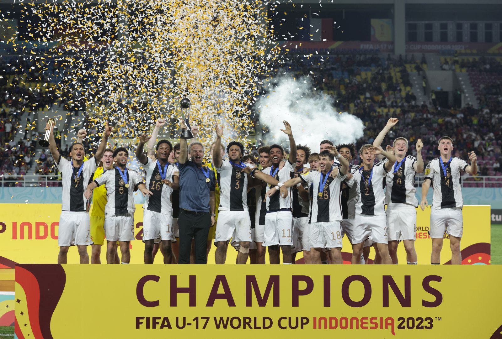 epa11007449 Team of Germany celebrates with the trophy  after winning the FIFA U-17 World Cup final match between Germany and France in Surakarta, Indonesia, 02 December 2023.  EPA/MAST IRHAM