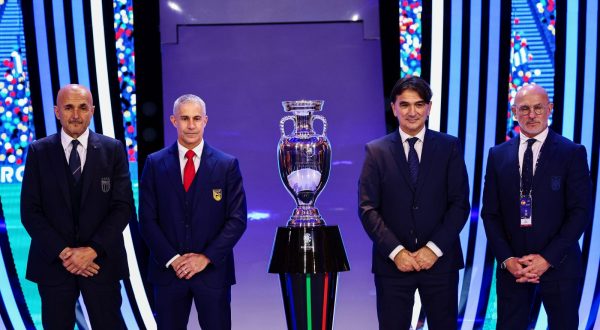 epa11007967 (L-R) Italy's head coach Luciano Spalletti, Albania's head coach Sylvinho, Croatia's head coach Zlatko Dalic and Spain's head coach Luis de la Fuente of Group B pose next to the trophy during the UEFA EURO 2024 final tournament draw at the Elbphilharmonie in Hamburg, Germany, 02 December 2023. The UEFA EURO 2024 will take place in Germany from 14 June to 14 July.  EPA/FILIP SINGER
