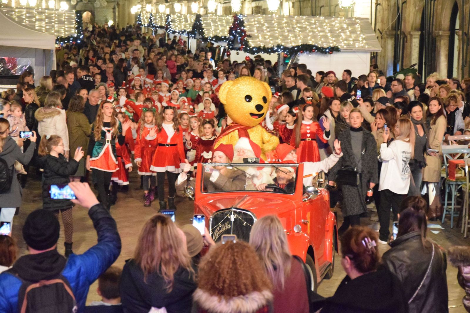 Dubrovnik, 02.12.2023. – Paljenjem blagdanske rasvjete na dubrovačkom Stradunu u subotu navečer otvoren je 10. Dubrovački zimski festival. Foto Hina/Baldo MARUNČIĆ