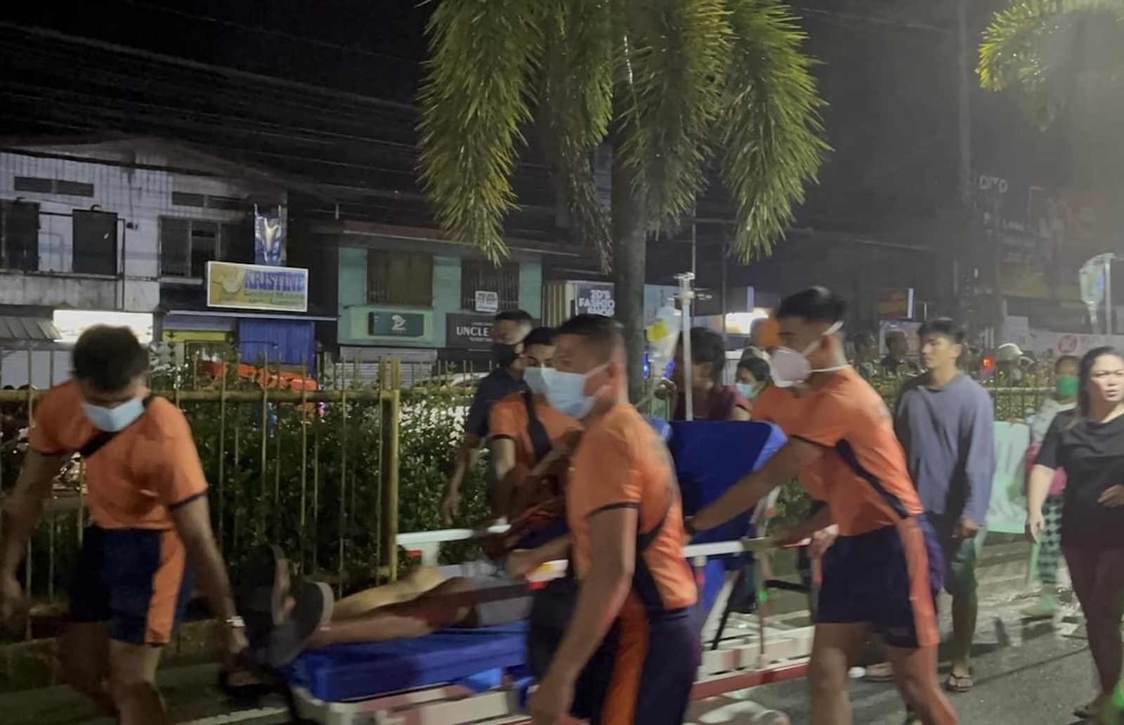 epa11008313 A handout photo made available by the Butuan city Public Information Office (BPIO) shows rescuers gathering patients outside a hospital after an earthquake in Butuan city, Philippines, 03 December 2023. According to the Philippine Institute of Volcanology and Seismology (PHIVOLCS), a magnitude 7.4 earthquake struck off the coast of Hinatuan, in Mindanao island which caused a tsunami alert sending villagers to higher ground. PHIVOLCS lifted the tsunami alert after a few hours, but expects damage and aftershocks following the earthquake.  EPA/BUTUAN PIO /  HANDOUT BEST QUALITY AVAILABLE HANDOUT EDITORIAL USE ONLY/NO SALES HANDOUT EDITORIAL USE ONLY/NO SALES