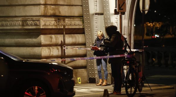 epa11008349 French forensic policemen investigate the scene following a knife attack in Paris Paris, France, 03 December 2023. French Interior Minister Minister Gerald Darmanin announced one person died and two others were injured after a stabbing attack near the Eiffel Tower on the night of 02 December.  EPA/YOAN VALAT