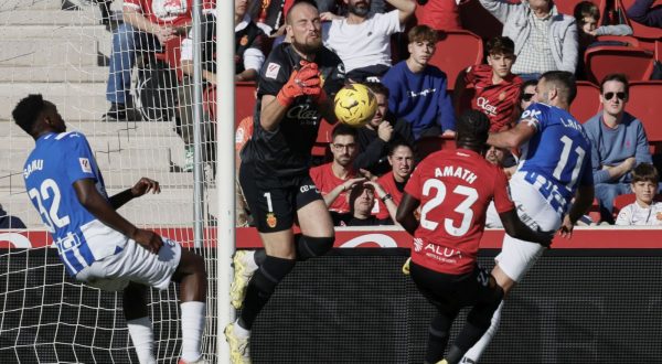 epa11008898 Real Mallorca's goalkeeper Predrag Rajkovic (2L) makes a save during a Spanish LaLiga EA Sports match between Deportivo Alaves and Real Mallorca at Son Moix stadium in Mallorca, Baleares Islands, 03 December 2023.  EPA/Cati Cladera