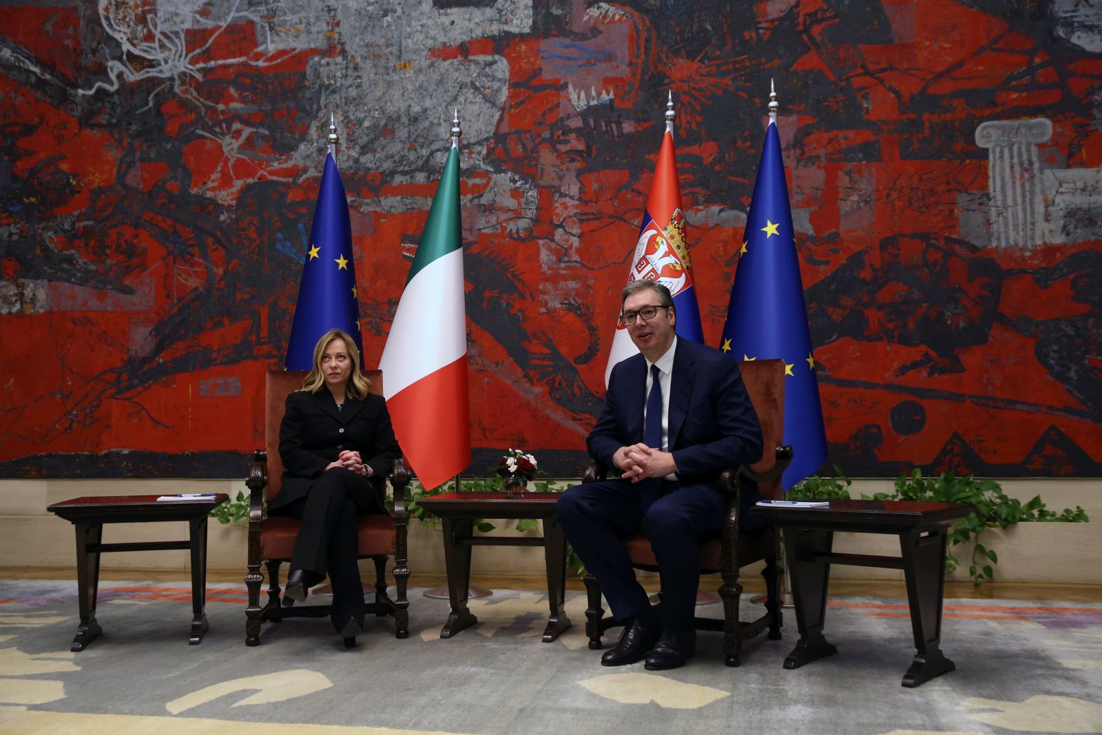epa11008917 Serbian President Aleksandar Vucic (R) and Italian Prime Minister Giorgia Meloni (L) pose for a photo before their meeting in Belgrade, Serbia, 03 December 2023. The Italian prime minister is on an official visit to Serbia.  EPA/ANDREJ CUKIC