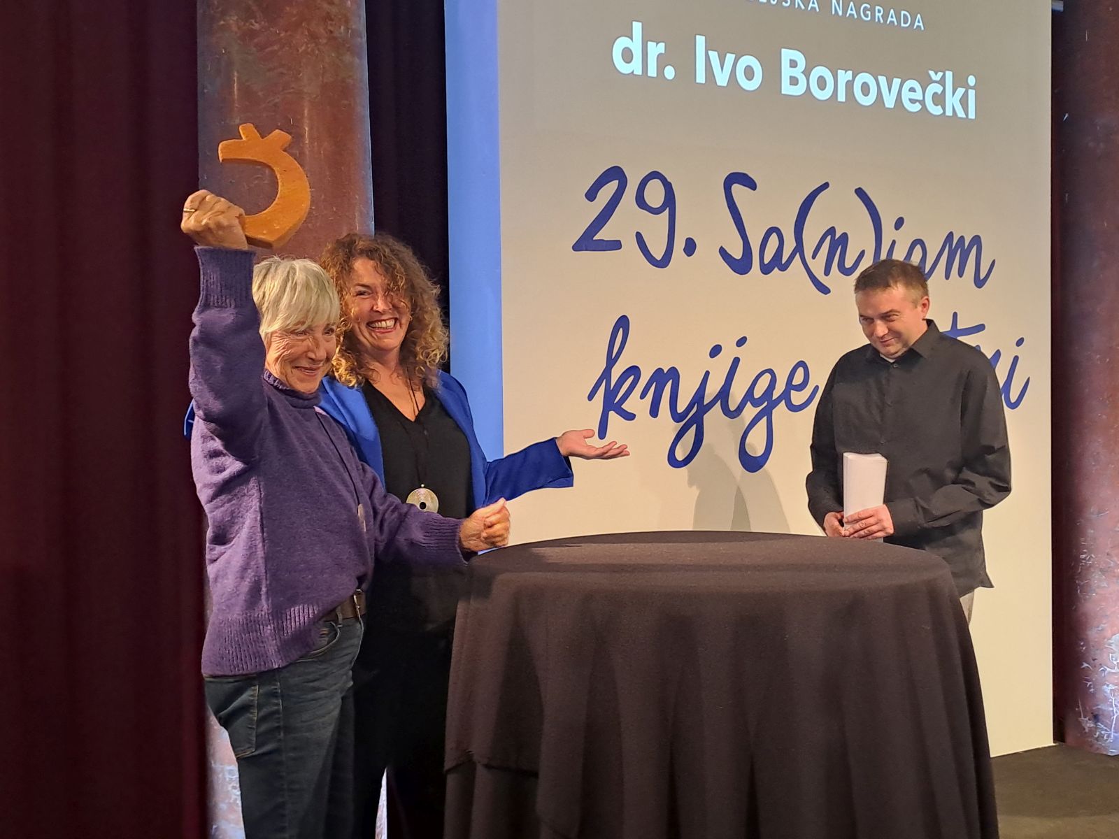 Pula, 03.12.2023 - Vera Mihajloviæ ovogodinja je dobitnica Nagrade "Doktor Ivo Boroveèki" koju Sa(n)jam knjige u Istri dodjeljuje najèitatelju, odnosno najèitateljici, a nagradu joj je u nedjelju uruèila direktorica Sajma Magdalena Vodopija. foto HINA/ Daniel SPONZA/ ik