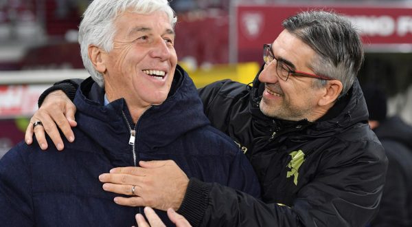 epa11011073 Torino coach Ivan Juric (L) and Atalanta coach Giampiero Gasperini embrace during the Italian Serie A soccer match between Torino FC and Atalanta BC, in Turin, Italy, 04 December 2023.  EPA/ALESSANDRO DI MARCO