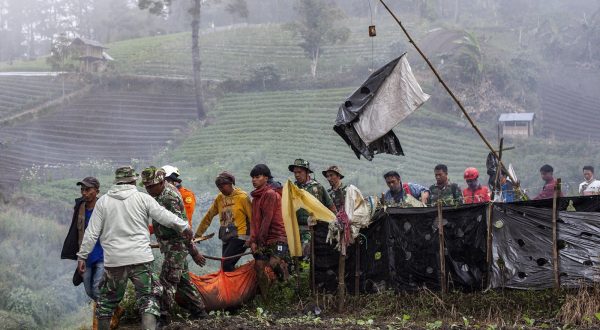 epa11011717 Rescuers carry the body of a hiker killed in the Mount Marapi eruption in Agam, West Sumatra, Indonesia, 05 December 2023. At least 22 hikers were found dead following the Marapi volcano eruption on 03 December 2023, according to the Indonesian rescue agency. Search operations for one missing hiker continue.  EPA/GIVO ALP
