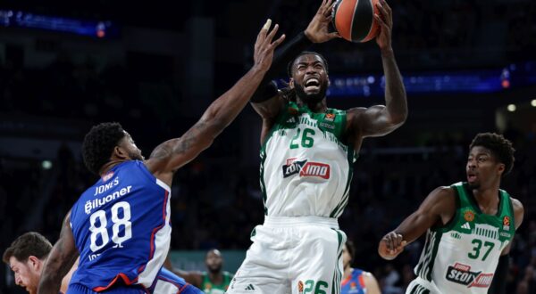 epa11012296 Tyrique Jones (L) of Anadolu Efes in action against Mathias Lessort (C) of Panathinaikos during the Euroleague basketball match between Anadolu Efes vs Panathinaikos AKTOR Athens in Istanbul, Turkey, 05 December 2023.  EPA/ERDEM SAHIN