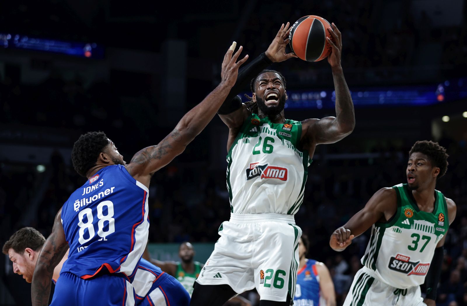 epa11012296 Tyrique Jones (L) of Anadolu Efes in action against Mathias Lessort (C) of Panathinaikos during the Euroleague basketball match between Anadolu Efes vs Panathinaikos AKTOR Athens in Istanbul, Turkey, 05 December 2023.  EPA/ERDEM SAHIN