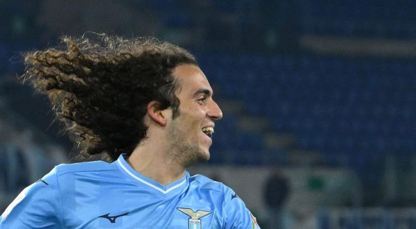 epa11012617 SS Lazio's Matteo Guendouzi celebrates after scoring the 1-0 goal during the Italian Cup round of 16 soccer match between SS Lazio and Genoa CFC at the Olimpico stadium in Rome, Italy, 05 December 2023.  EPA/ETTORE FERRARI