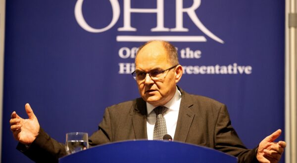 epa11013873 The High Representative for Bosnia and Herzegovina, Christian Schmidt, holds a press conference, after a meeting with the political directors of the member countries of the Steering Committee of the Peace Implementation Council (PIC), in Sarajevo, Bosnia and Herzegovina, 06 December 2023.  EPA/FEHIM DEMIR