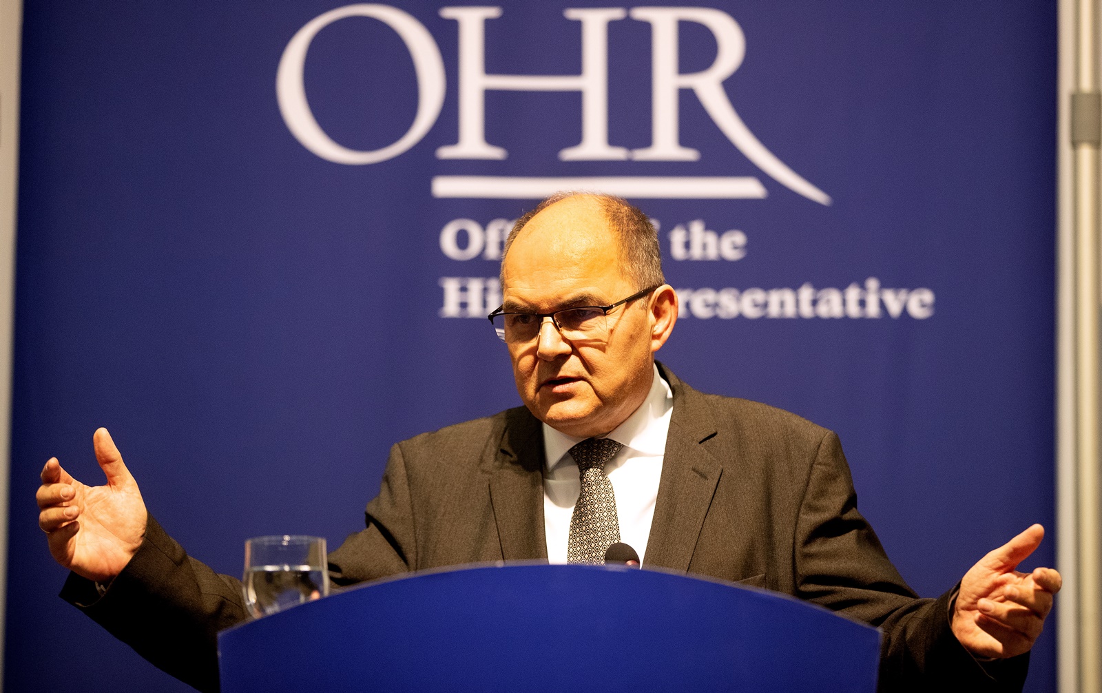 epa11013873 The High Representative for Bosnia and Herzegovina, Christian Schmidt, holds a press conference, after a meeting with the political directors of the member countries of the Steering Committee of the Peace Implementation Council (PIC), in Sarajevo, Bosnia and Herzegovina, 06 December 2023.  EPA/FEHIM DEMIR