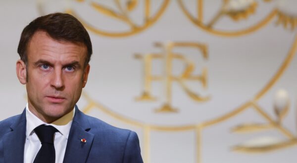 epa11015347 French President Emmanuel Macron speaks during a meeting with more than 300 members of the research community, about the vision of the future of the French research at the Presidential Elysee Palace in Paris, France, 07 December 2023.  EPA/LUDOVIC MARIN / POOL  MAXPPP OUT