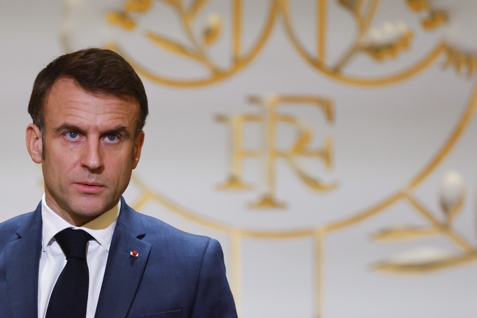 epa11015347 French President Emmanuel Macron speaks during a meeting with more than 300 members of the research community, about the vision of the future of the French research at the Presidential Elysee Palace in Paris, France, 07 December 2023.  EPA/LUDOVIC MARIN / POOL  MAXPPP OUT