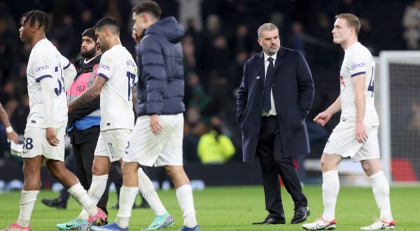 epa11016417 Tottenham manager Ange Postecoglou and players walk off the pitch after the English Premier League match between Tottenham Hotspur and West Ham United in London, Britain, 07 December 2023. Tottenham lost 1-2.  EPA/NEIL HALL EDITORIAL USE ONLY. No use with unauthorized audio, video, data, fixture lists, club/league logos, 'live' services or NFTs. Online in-match use limited to 120 images, no video emulation. No use in betting, games or single club/league/player publications.