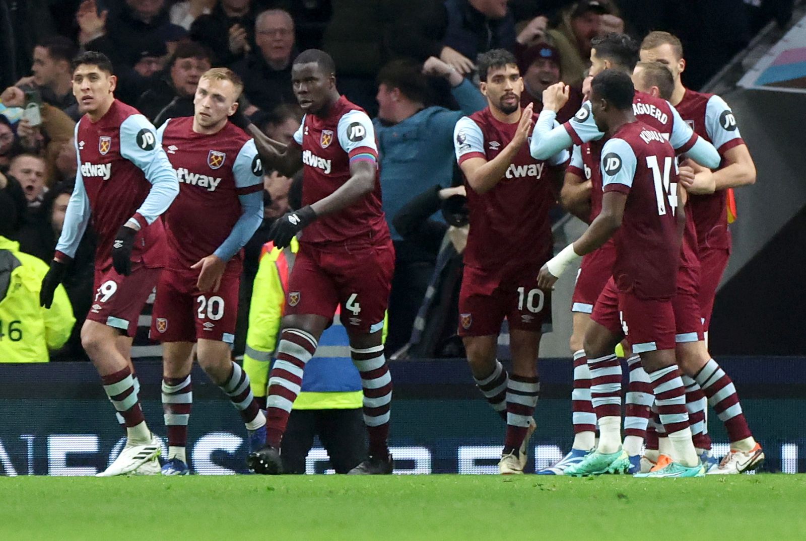 epa11016370 Jarrod Bowen (2L) of West Ham celebrates with teammates after scoring the 1-1 during the English Premier League match between Tottenham Hotspur and West Ham United in London, Britain, 07 December 2023.  EPA/NEIL HALL EDITORIAL USE ONLY. No use with unauthorized audio, video, data, fixture lists, club/league logos, 'live' services or NFTs. Online in-match use limited to 120 images, no video emulation. No use in betting, games or single club/league/player publications.