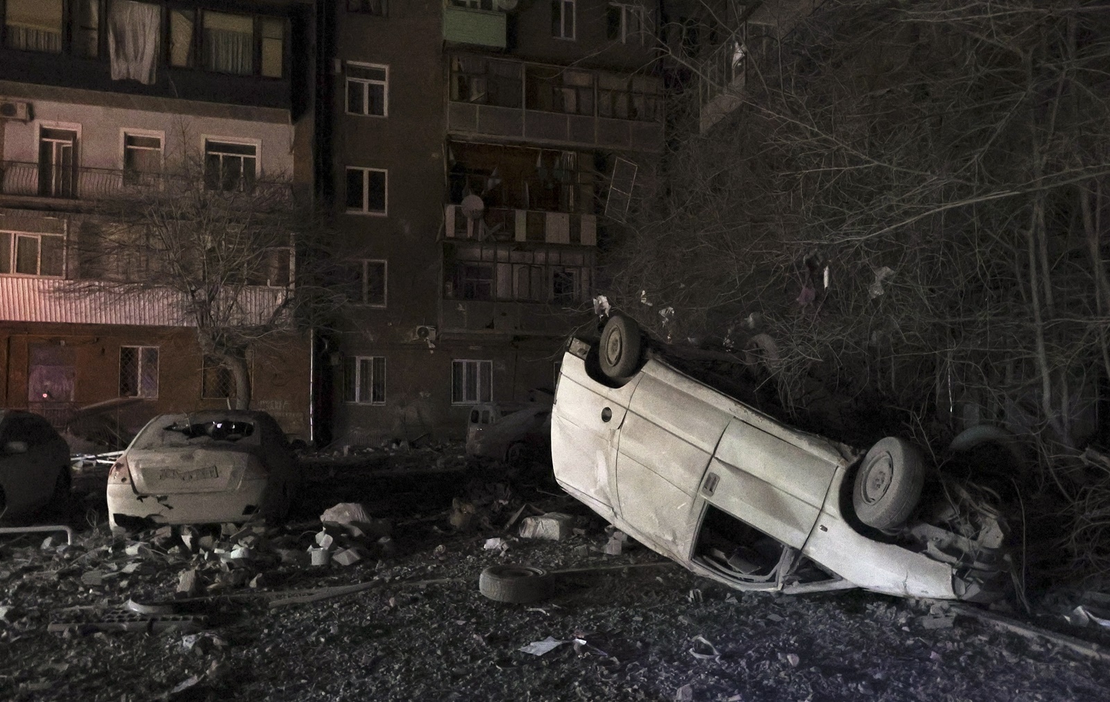 epaselect epa11016757 Damaged vehicles following an overnight shelling in Kharkiv, eastern Ukraine, 08 December 2023, amid the Russian invasion. At least one person was injured as a result of the attack, the State Emergency Service said. Russian troops entered Ukraine in February 2022 starting a conflict that has provoked destruction and a humanitarian crisis.  EPA/SERGEY KOZLOV