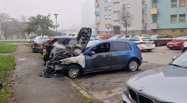 Karlovac, 08.12.2023. - U Karlovcu je u petak oko 5 sati izgorio automobil marke golf 7 61-godišnje voditeljice Odjela pravnih poslova tvrtke u gradskom vlasništvu Inkasator Brankice Dejanović ispred zgrade u kojoj živi, a pritom su oštećena i dva automobila parkirana na susjednim parkirališnim mjestima. foto HINA/ Marin Bakić/ mb